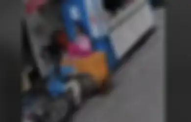 Bukannya Minta Maaf Malah Marah-marah, Video Emak-emak Tabrak Warung Pinggir Jalan Ini Viral di TikTok