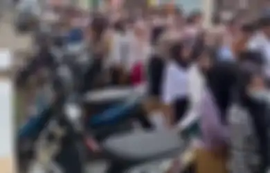 Bukan Pelanggan, Ratusan Orang yang Antre Ini Ternyata Sedang Melamar Kerja di Warung Seblak, Videonya Viral di TikTok
