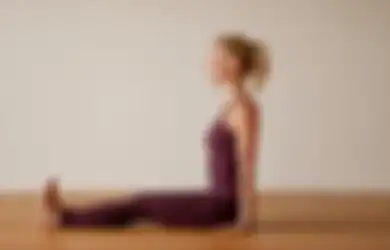 5 Manfaat Ajaib Padahal Cuma Cobain Gerakan Yoga Duduk Tegak Ini