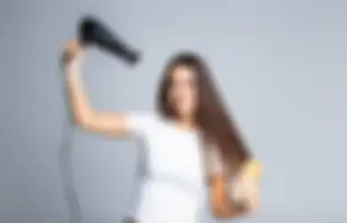 Tips Menata Rambut dengan Hair Dryer Tanpa Khawatir Rusak dan Kering