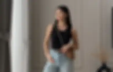 Gaya Seleb dengan T-Shirt Kolaborasi Ini Bisa Jadi Referensi OOTD Kamu
