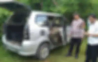 Kabin Toyota Avanza Tiba-tiba Meledak Hebat, Jendela Sembur Api Sopir Keluarkan Benda Tak Lazim