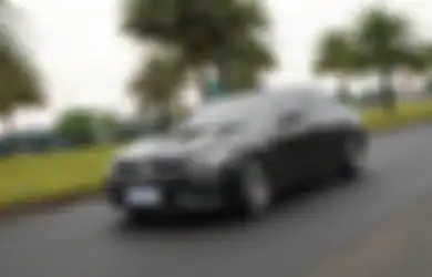 Punya Uang Rp 1 Miliar Pilih Toyota Camry HEV Atau Mercedes-Benz C200?