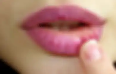 Langkah-langkah Menghapus Lipstik di Bibir Agar Benar-benar Bersih