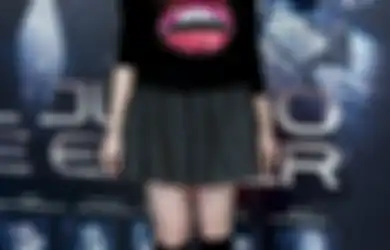 Cara Memadukan Sweater dan Rok Buat Cewek Kece