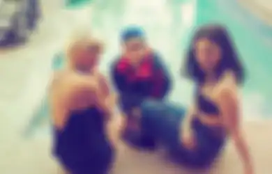 5 Foto yang Menggambarkan Perbedaan Antara Kehidupan Orang Biasa dan Taylor Swift 