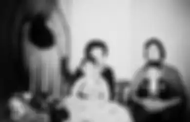 8 Penampakan Misterius Dalam Foto yang Enggak Bisa Dijelaskan 