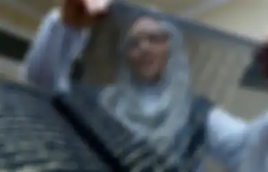 Indah dan Menakjubkan, Pelukis Ini Menyalin Kitab Suci Al-Qur’an di Atas Kain Sutra Hitam