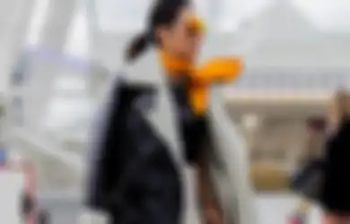 Ragam Cara Mudah Memakai Scarf, Buat Tampil Keren di Weekend Ini