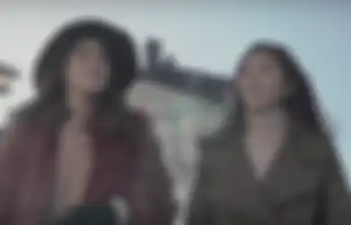 Inspirasi Fashion Kompak Sama Sahabat Ala Raisa dan Isyana di Video Klip Anganku Anganmu