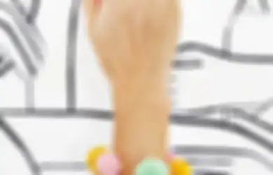 DIY Gelang Pom-pom yang Cute dan Gampang Banget Buatnya!