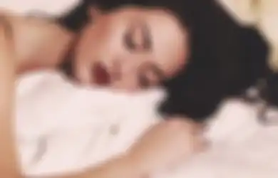 Hati-Hati! 6 Hal yang Akan Terjadi Pada Wajah Jika Kita Tidur dengan Makeup