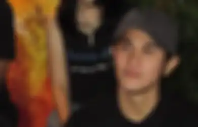 Vino Bastian Pakai Gigi Palsu dan Make-Up 8 Jam
