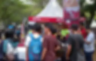 Rela Laper Demi Rebut Juara KFC Hot Bucket Challenge