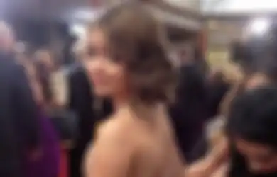 Gaun Sarah Hyland Nyaris Turun di Golden Globes 2012