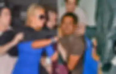 Paris Hilton Serang Paparazzi