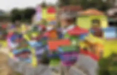 Nggak Cuma Ada di Brasil, Indonesia Juga Punya 4 Kampung Warna-Warni Yang Nggak Kalah Cantiknya