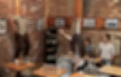 Bikin Prank Punya Kekuatan Super Cewek Ini Sukses Bikin Orang-orang Kabur dari Coffee Shop