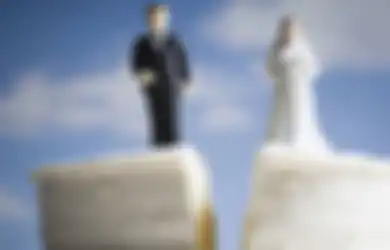 Perempuan Ini Diceraikan Suaminya Gara-gara Bermain Ponsel di Malam Pertama