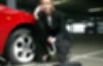 Inilah Cara Tepat Ganti Ban Mobil Anda yang Kempes atau Bocor