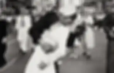 Seorang Fisikawan Berhasil Memecahkan Salah Satu Misteri Foto Ciuman Paling Terkenal dalam Sejarah