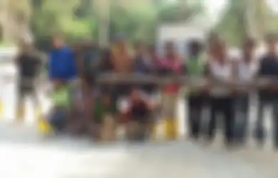 Beruntungnya Para Tukang Batu Ini yang Menemukan Ular Piton Terpanjang di Dunia