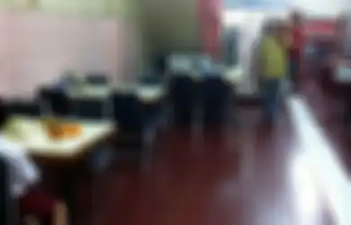 Ayam Goreng Ibu Haji Jatinegara yang Melegenda