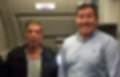 Ketika Laki-laki Inggris Berswafoto Bersama Pembajak Pesawat EgyptAir, Media Menyebut Ini sebagai 'Selfie Terbaik' yang Pernah Ada