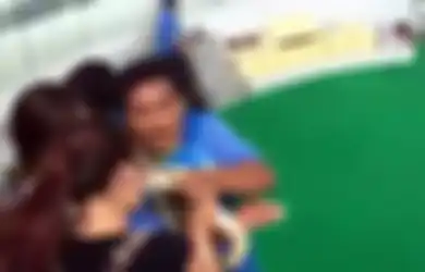 [Video] Berniat Mencium Ular Piton Perempuan Ini Justru Dipatok Hidungnya