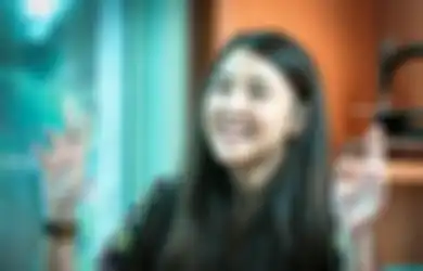 Azalea Ayuningtyas Tingkatkan  Kesehatan Ibu Hamil dengan Menganyam