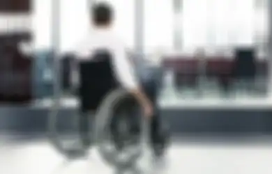Duh, Tidak Disediakan Kursi Roda, Penumpang United Airlines harus Merangkak Turun dari Pesawat