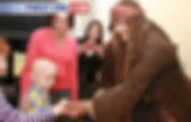 Johnny Deep Mengunjungi Anak-Anak di Rumah Sakit dengan Kostum Bajak Laut Jack Sparrow