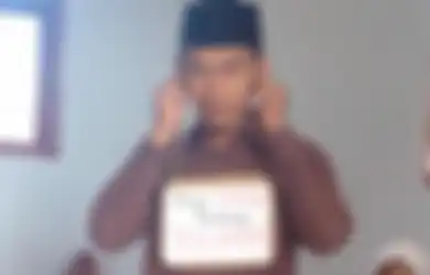 Di Madura, Guru Terlambat Dikalungi Kardus Bertuliskan 'Saya Malu Datang Terlambat'