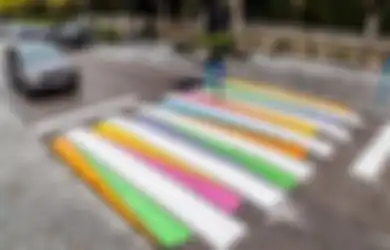 Seniman Bulgaria Ini Mengubah Zebra Cross yang Membosankan Jadi Ceria dan Penuh Warna