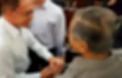 Bersejarah, Mahathir Mohamad dan Anwar Ibrahim Akhirnya Bersalaman Setelah 18 Tahun Berseteru