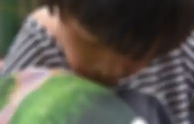 Perempuan Penderita Cerebral Palsy ini Merajut Kristik Menggunakan Mulutnya