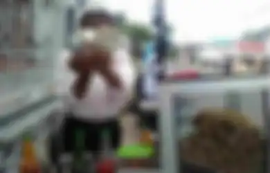 Cerita Pak Mendi, Pedagang Bakso Keliling yang Sudi Dibayar dengan Uang Kuno
