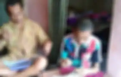 Bapak-Anak yang Lumpuh Ini Tak Mau Mengemis dan Memilih Bekerja Keras