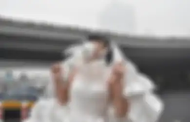 Seniman Beijing Ini Membuat Gaun Pengantin dari Masker sebagai Protes Polusi Udara