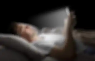 Tak Sanggup Menahan Diri untuk Gunakan Ponsel di Malam Hari? Kurangi Bahaya ‘Sinar Biru’ Lewat 3 Cara Ini