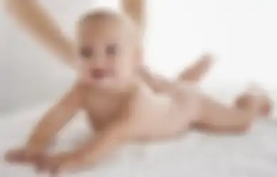 Dari Pneumonia Hingga Kanker Ovarium, Inilah 4 Bahaya Bedak Tabur Bagi Bayi