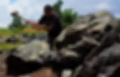 Ibu 8 Anak Ini Terus Bekerja Menjadi Pemecah Batu Agar Anak-anaknya Bisa Terus Sekolah