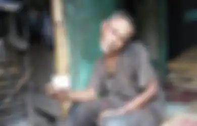 Kisah Pilu Abah Tarsa, Pemulung Berleher Bengkok yang Tinggal Sendirian di Gubuk Sempit
