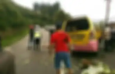 [Foto] Lagi, Kecelakaan Maut di Jalur Puncak, Kali Ini 12 Orang Meninggal Dunia
