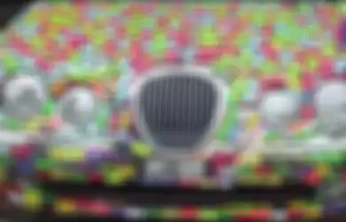 Wow! Kolektor Hot Wheels Ini Menempeli Mobil Jaguarnya dengan 4.600 Mobil Mainan Warna-warni