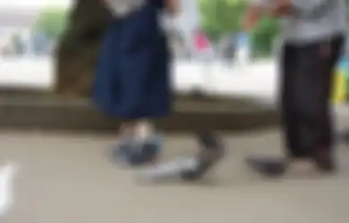 Unik, Demi Mendekati Merpati, Seorang Perempuan Membuat Sepatu Berbentuk Merpati Pula