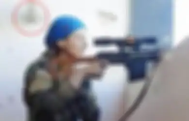 Edan! Sniper Perempuan Kurdi Ini Hanya Tertawa Saat Ditembak ISIS