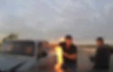 (Video) Aksi Heroik Sekaligus Dramatis para Pengguna Kendaraan Selamatkan Sopir dari Mobil yang Terbakar