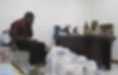 ‘Viral’: Guru Honorer Menangis saat Menuntut Hak Insentif Dihadapan Pejabat Diknas yang Sibuk Bermain HP