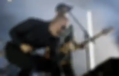 Lewat Lagu Ini, Chester Bennington Ungkapkan Masalah Kecanduan Alkohol dan Obat-obatan yang Dialaminya